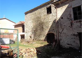 Casa da ristrutturare con giardino al Borgo Ponte