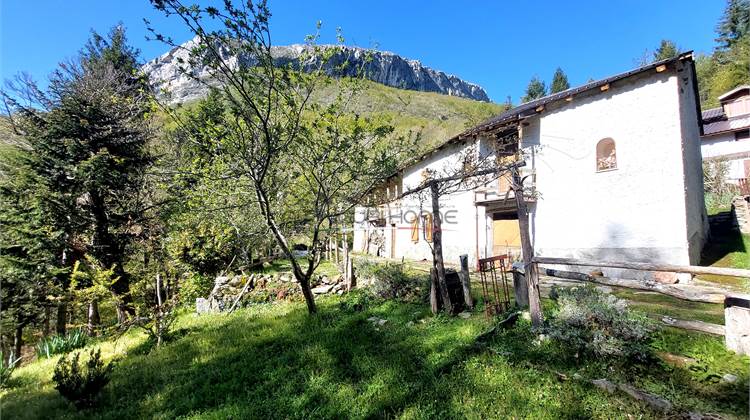 Tipica cascina di montagna con ampio terreno