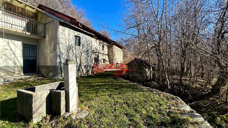 Large stone farmhouse with 800 m2 of land.