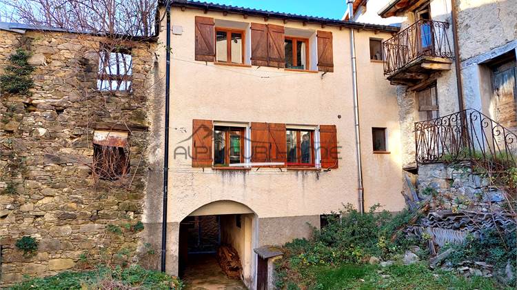 Casa con due appartamenti e cantina
