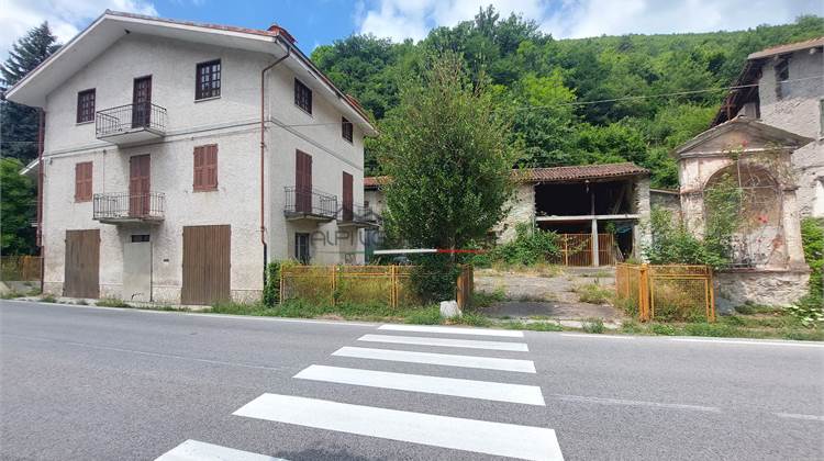 Casa indipendente da ristrutturare con giardino e rustico