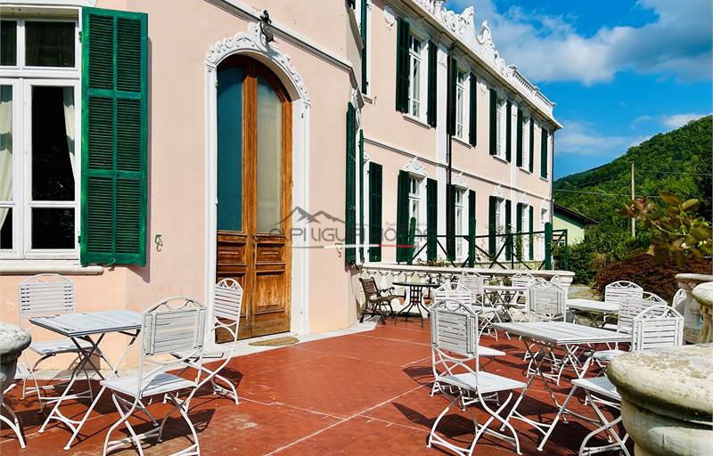 Villa storica con struttura ricettiva nel cuore delle Alpi Liguri. 