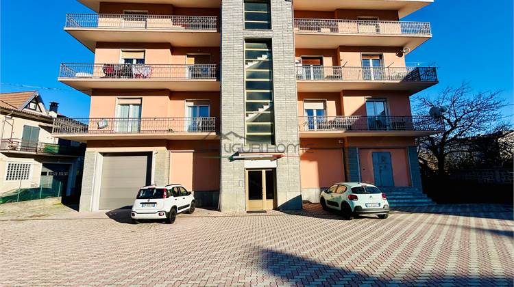 5-room top-floor apartment with panoramic views.