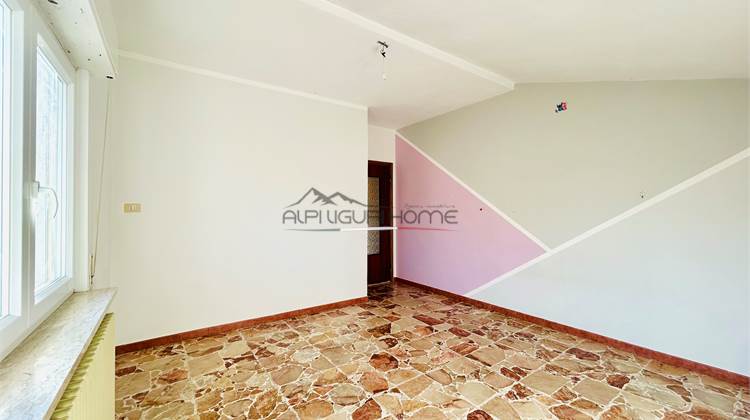 Appartamento di 5 vani all'ultimo piano con vista panoramica. 