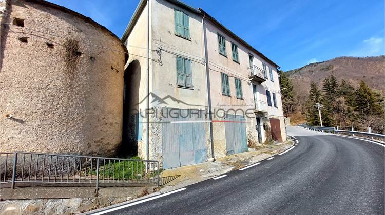 Casa da ristrutturare con due appartamenti e garage 