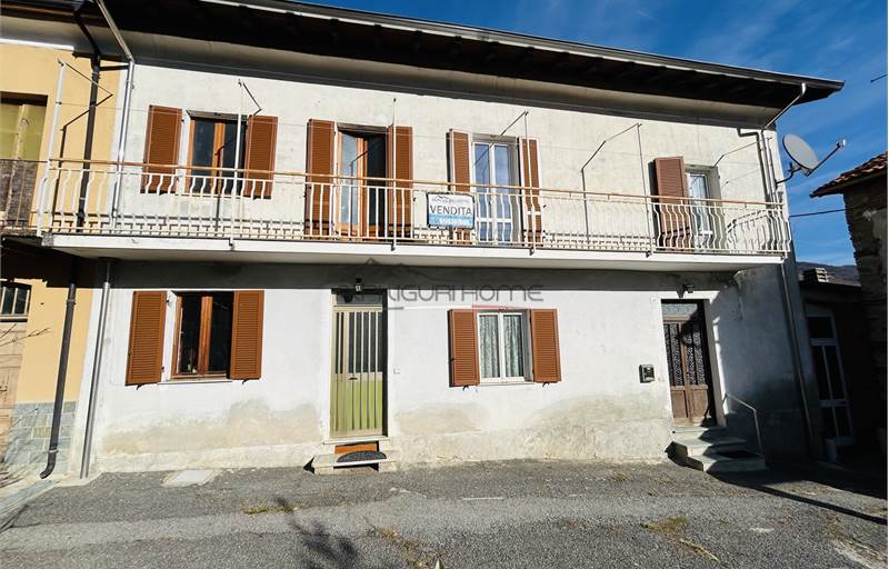 Casa indipendente su tre lati con balcone panoramico e giardino.