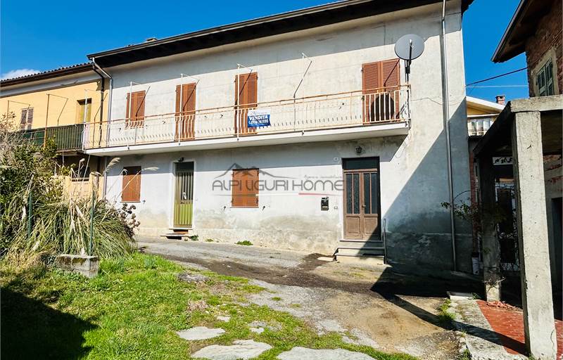 Casa indipendente su tre lati con balcone panoramico e giardino.