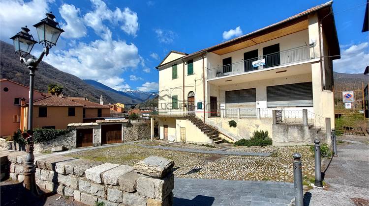 Casa plurifamiliare con locale commerciale ed ampio giardino privato 