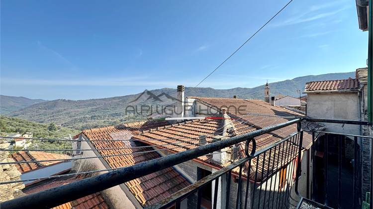 Terra-tetto di ampia metratura con terrazzo e cantine