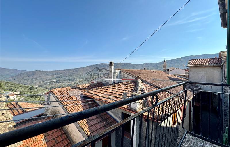 Terra-tetto di ampia metratura con terrazzo e cantine