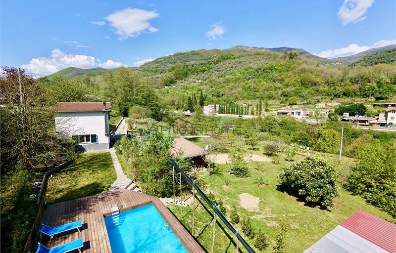 Villetta con piscina circondata da 9000 mq di terreno