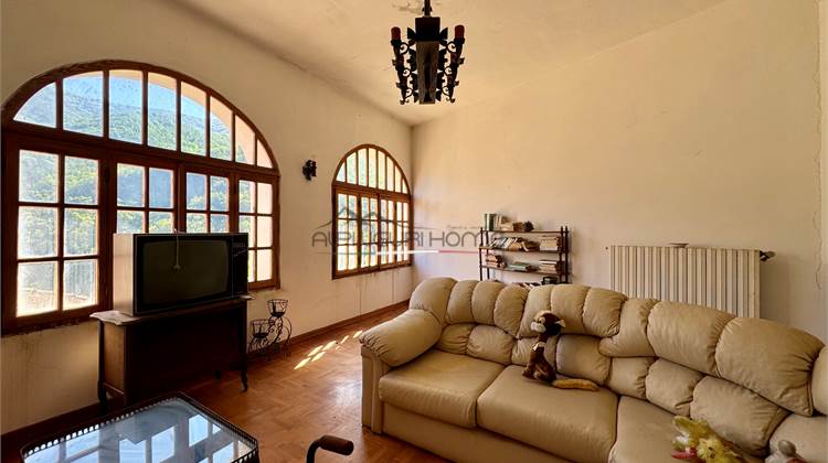 Case semi-indipendente con terrazzo, taverna e magazzino