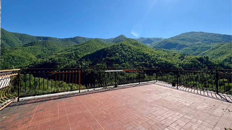 Case semi-indipendente con terrazzo, taverna e magazzino