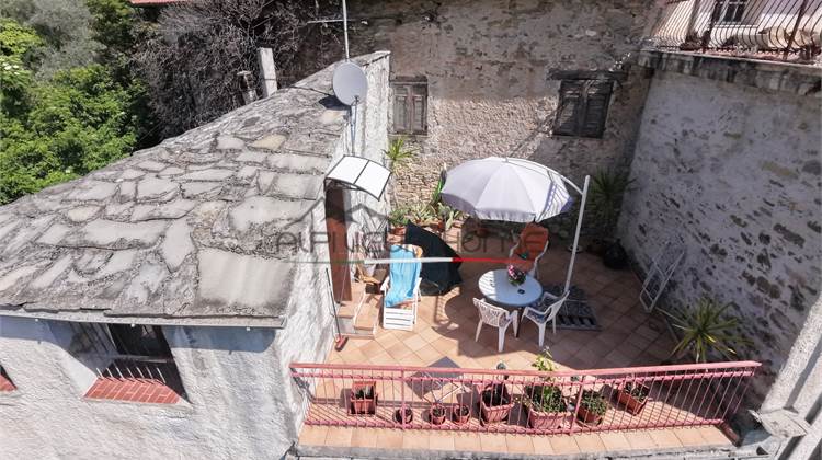 Terra-tetto abitabile con terrazzo e terreno adiacente
