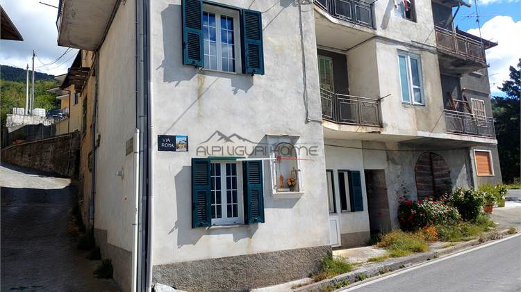 Appartamento su due livelli in tipico borgo collinare ligure