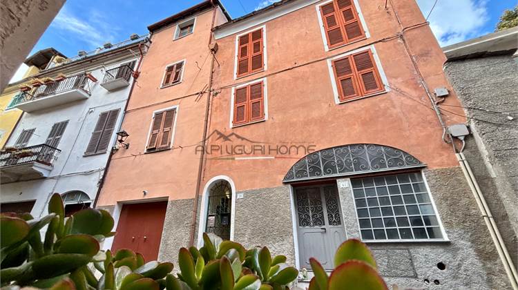Townhouse in the Historic Centre of Pieve di Teco