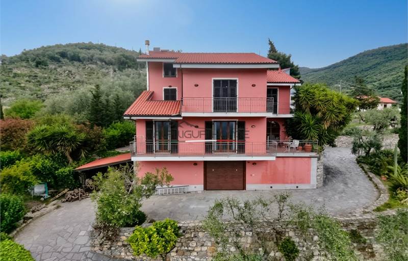 Villa con 8000 metri di terreno e sauna privata