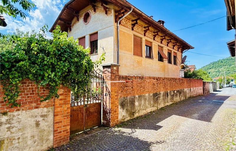 Villa d'epoca indipendente con giardino. 