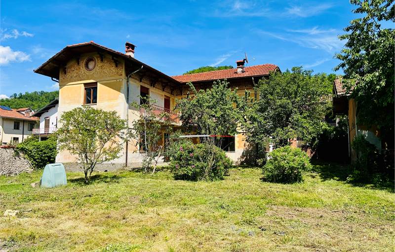 Villa d'epoca indipendente con giardino. 