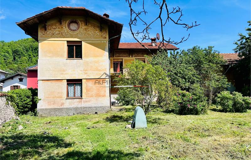Villa d'epoca indipendente con giardino. 