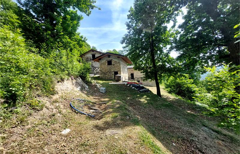 Tre rustici in pietra circondati da 7500 mq di terreno privato 