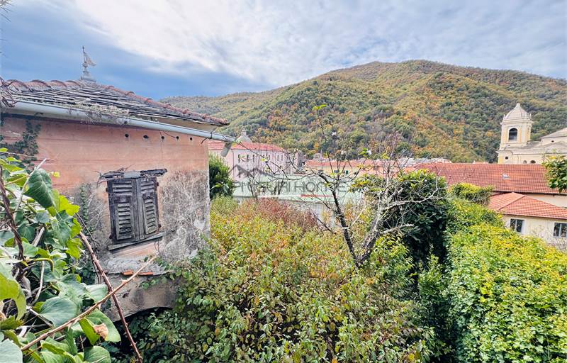 Magazzino e orto con vista paese