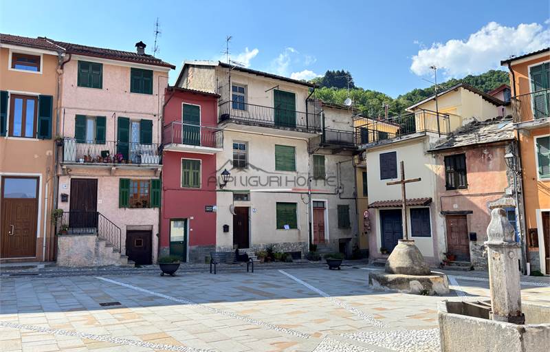 Appartamento con affaccio sulla Piazza del paese