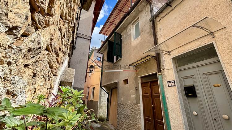 Casa di paese con terrazza panoramica e garage