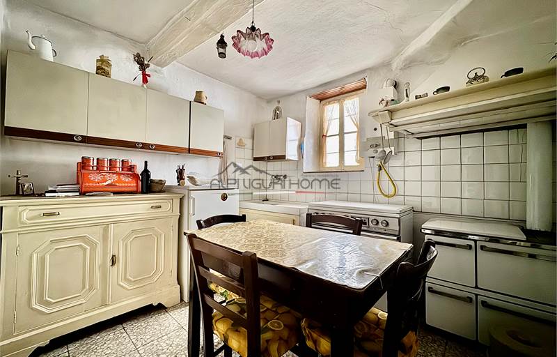 Tipica casa di paese in borgo medievale con orto