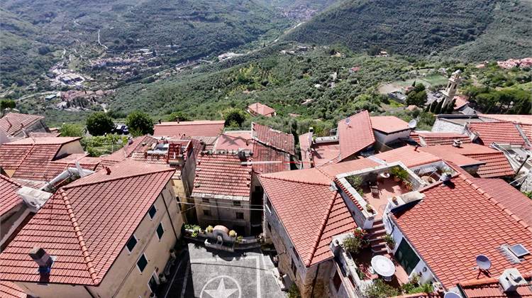 Tipica casa di paese in borgo medievale con orto