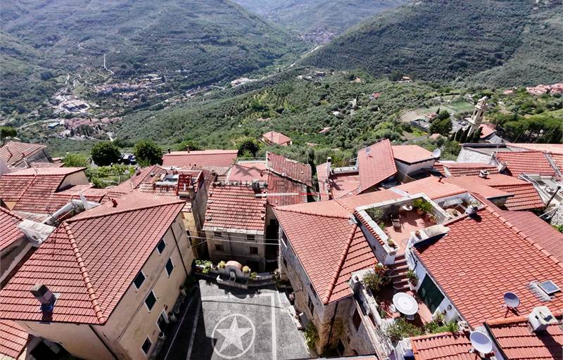 Tipica casa di paese in borgo medievale con orto