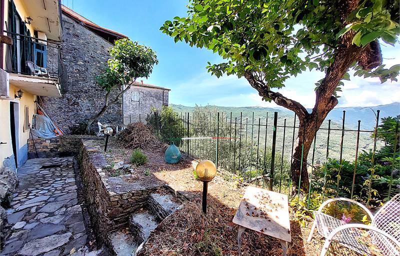Intera palazzina suddivisa in quattro alloggi e distante 15 km da Imperia