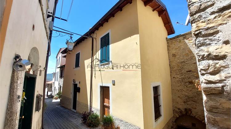 Entire building divided into four apartments and 15 km from Imperia