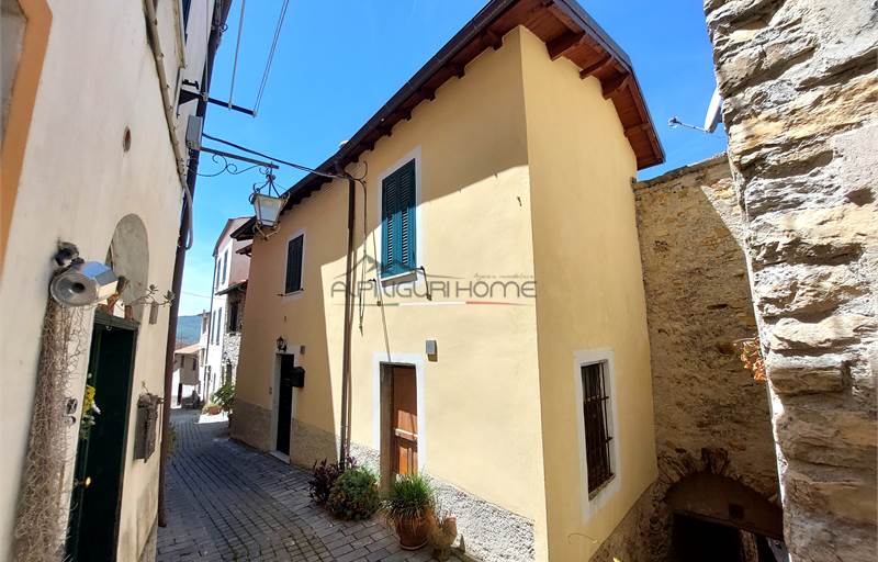 Intera palazzina suddivisa in quattro alloggi e distante 15 km da Imperia