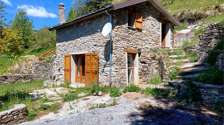 Tipica casa di montagna, isolata e circondata da terreno privato 