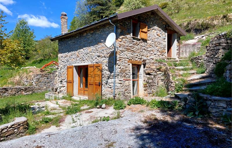 Tipica casa di montagna, isolata e circondata da terreno privato 