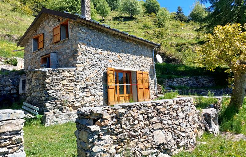Tipica casa di montagna, isolata e circondata da terreno privato 