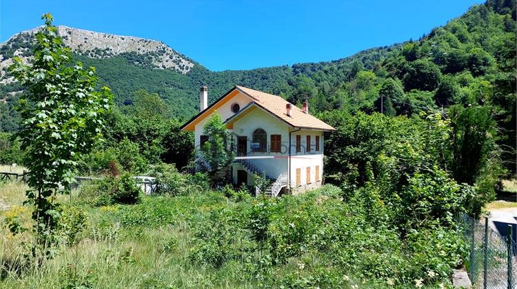 Casa bifamiliare indipendente su tre lati con ampio giardino privato