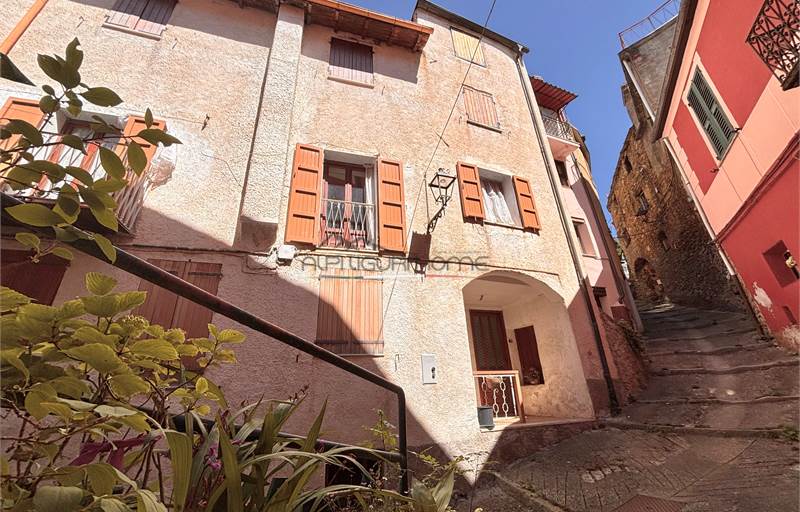 Ampio appartamento con terrazzo e cantina nel cuore dell'entroterra ligure