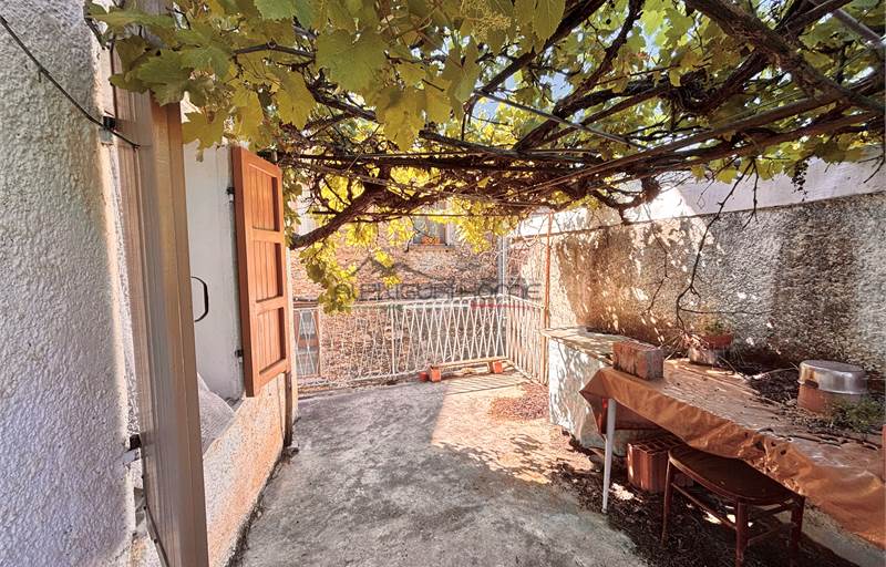 Ampio appartamento con terrazzo e cantina nel cuore dell'entroterra ligure