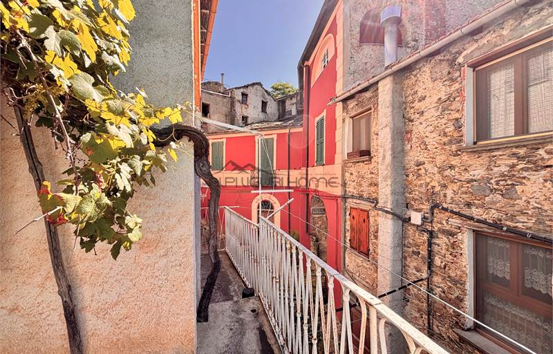 Ampio appartamento con terrazzo e cantina nel cuore dell'entroterra ligure