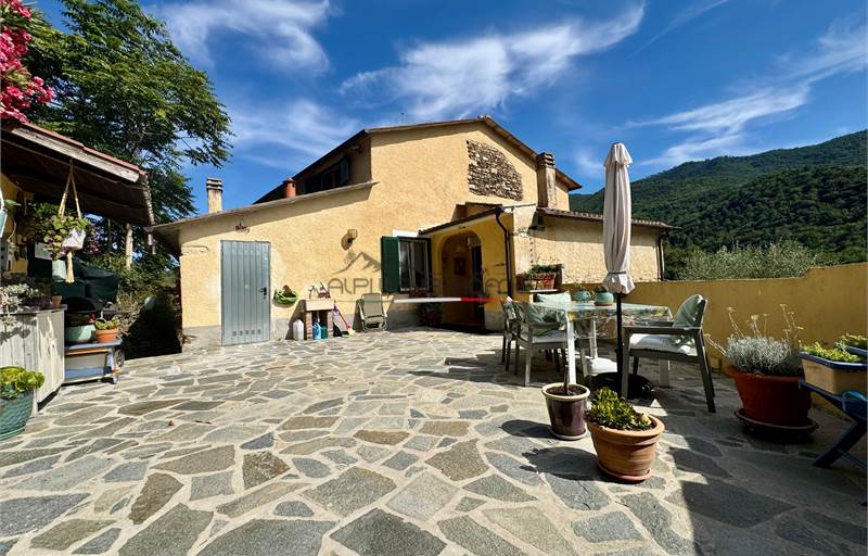 Duplex ristrutturato con giardino, corte e terrazzo a 10 minuti dal mare