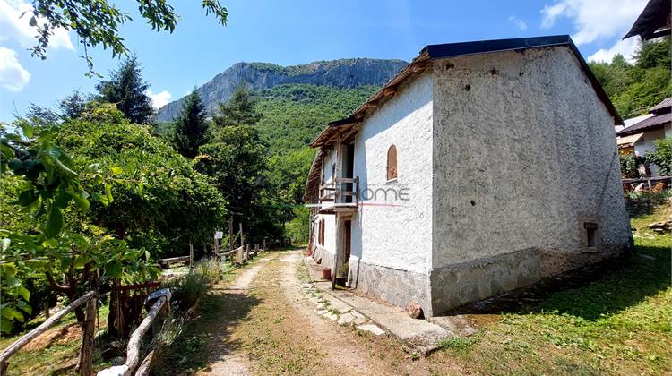 Tipica cascina di montagna con ampio terreno