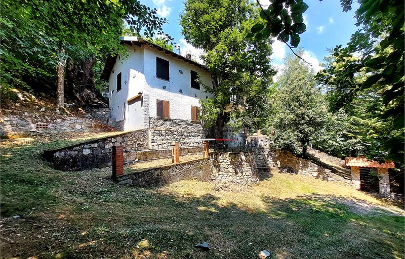 Villino indipendente con terreno circostante. 
