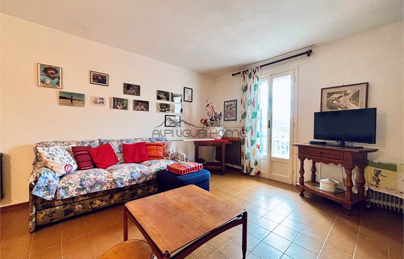 Appartamento con ingresso indipendente e doppi affacci esterni