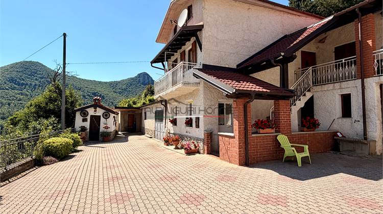 Casa indipendente in ottima esposizione con terreno. 