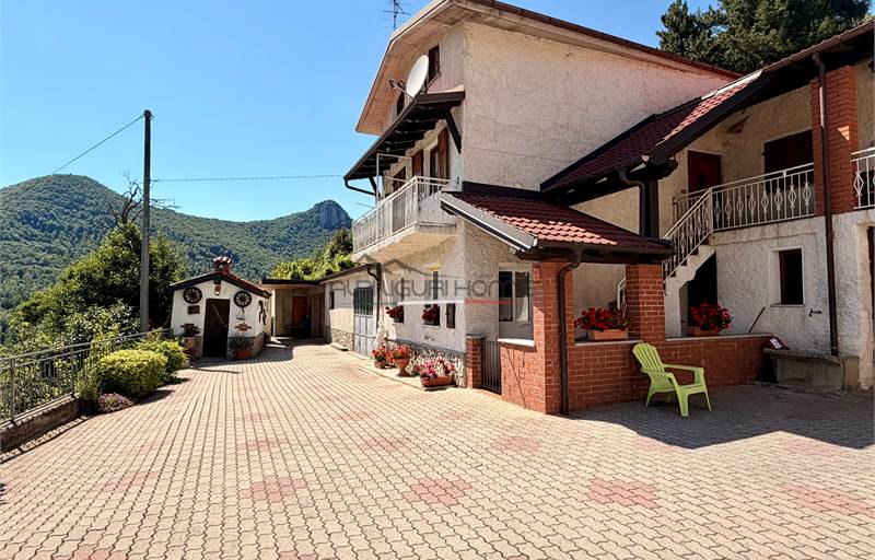 Casa indipendente in ottima esposizione con terreno. 