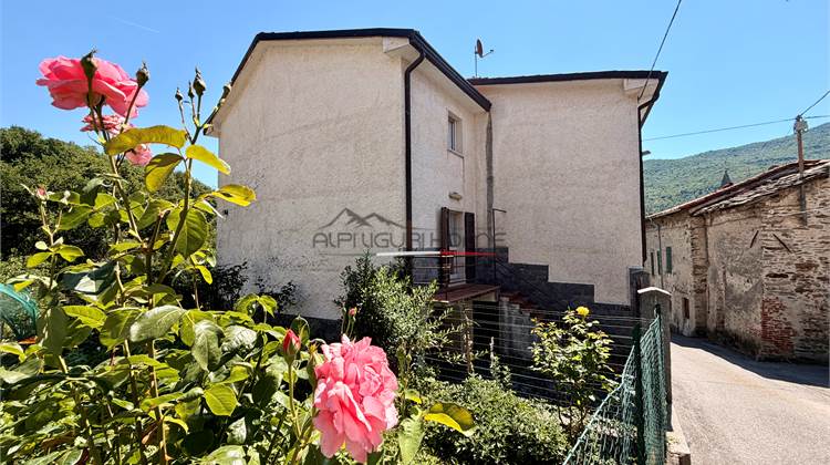 Freistehendes Haus mit Garten und Keller