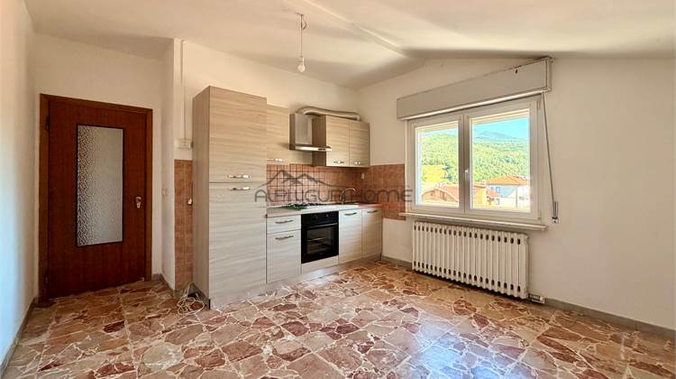 Fünf-Zimmer-Wohnung mit Panoramablick und Garage.