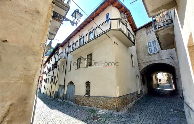 Casa di sei vani, doppi servizi e garage